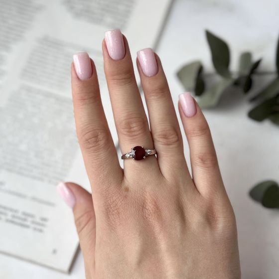 Серебряное кольцо с рубином 2.882ct, фианитами