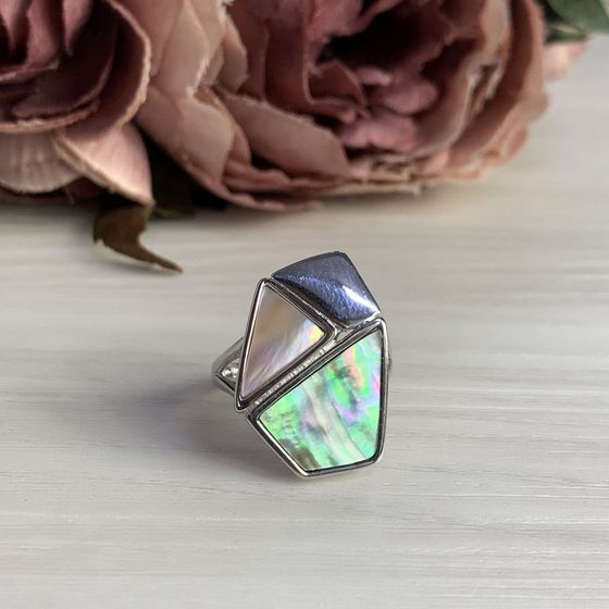 Серебряное кольцо с перламутром