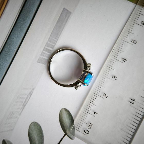 Серебряное кольцо с опалом 0.916ct, фианитами