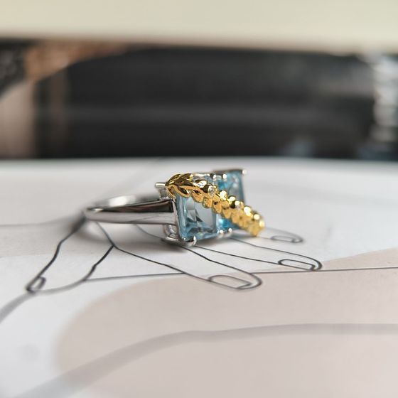 Серебряное кольцо с топазом, фианитами