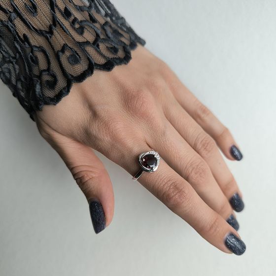 Серебряное кольцо с гранатом