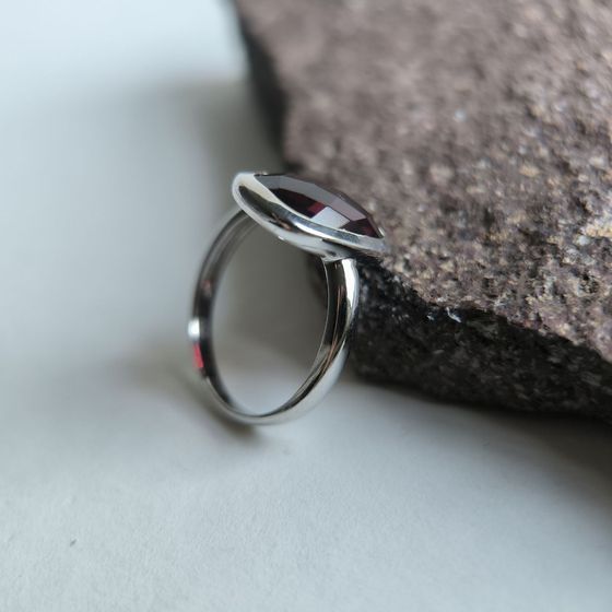 Серебряное кольцо с гранатом nano