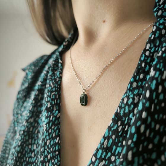 Серебряное колье с фианитами, емаллю