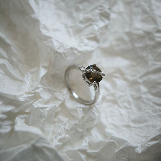 Серебряное кольцо с раухтопазом (дымчатым кварцем) 1.841ct, фианитами