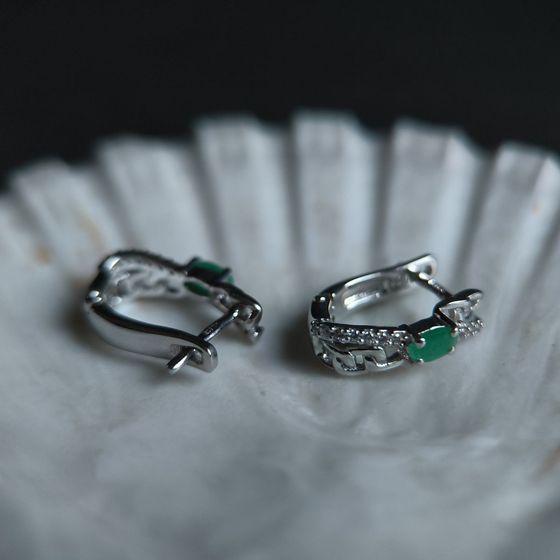 Серебряные серьги с изумрудом, фианитами