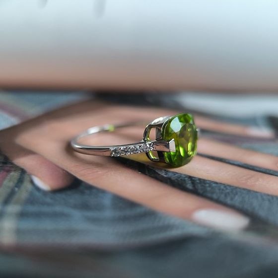 Серебряное кольцо с хризолітом