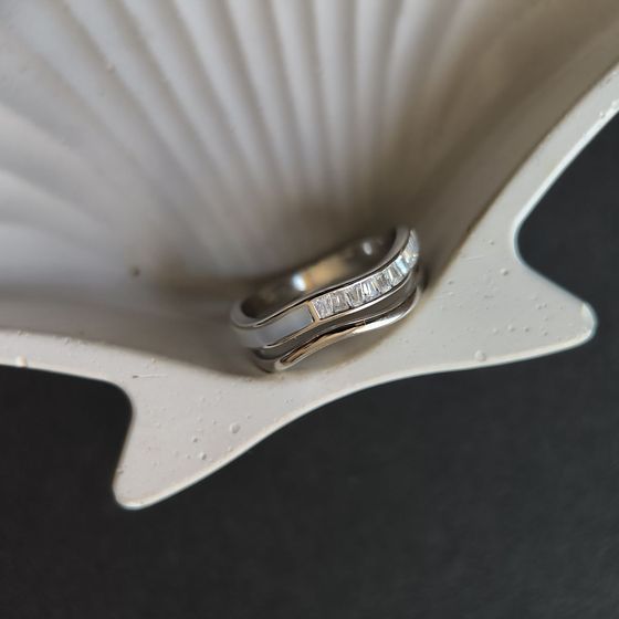 Серебряное кольцо с фианитами, перламутром