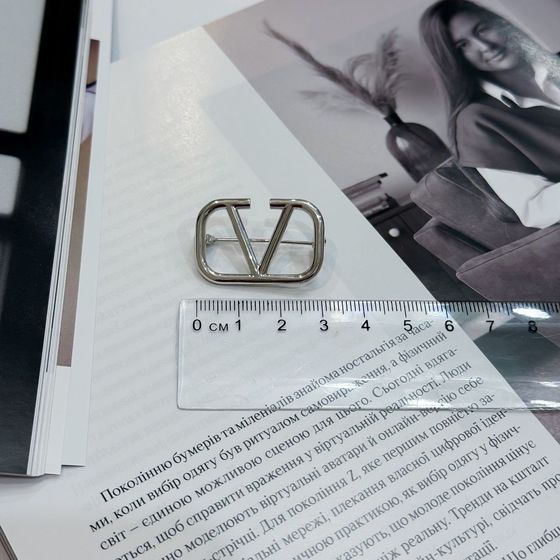 Серебряная брошка без камней