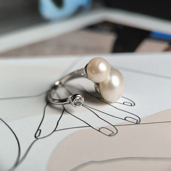 Серебряное кольцо с жемчугом барочным, фианитами