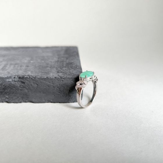 Серебряное кольцо с изумрудом 2.62ct, фианитами