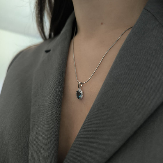 Серебряная подвеска с топазом Лондон Блю 1.031ct, фианитами