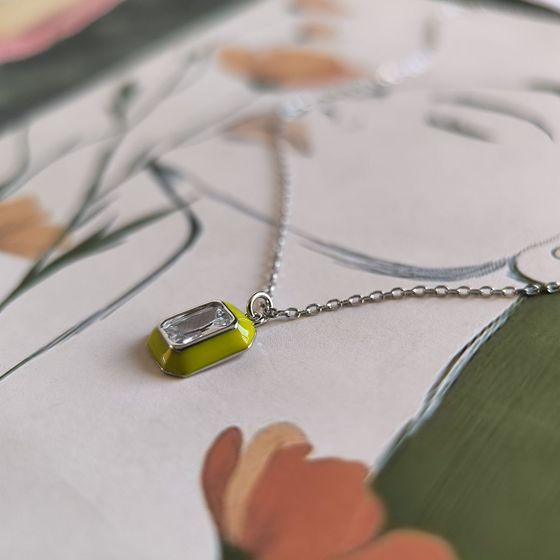 Серебряное колье с фианитами, емаллю