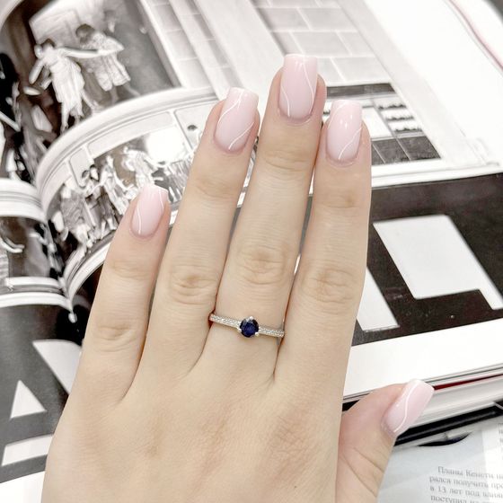 Серебряное кольцо с сапфиром 0.892ct, фианитами