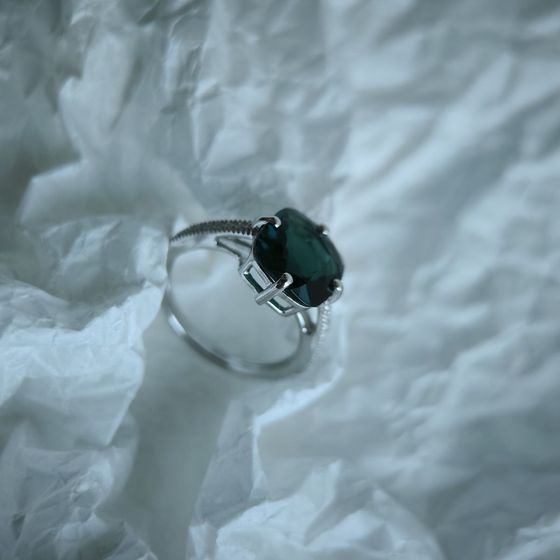 Серебряное кольцо с топазом Лондон Блю 3.657ct, фианитами