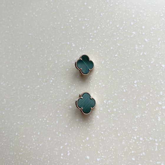 Золотые серьги с малахитом