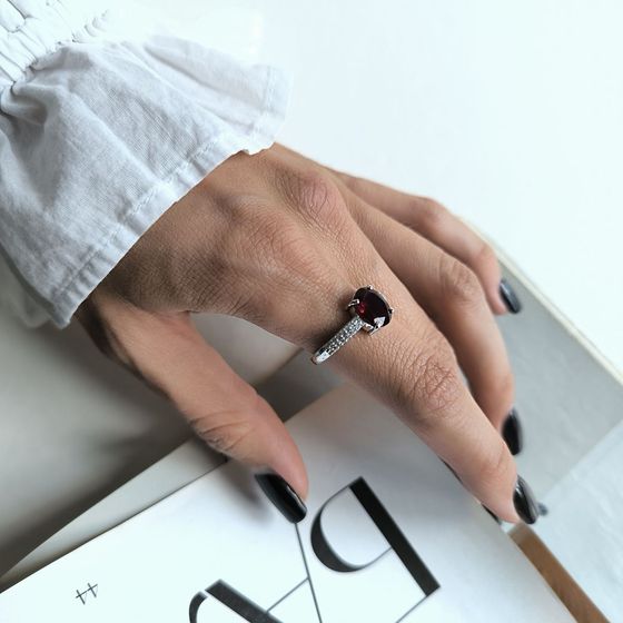 Серебряное кольцо с гранатом nano, фианитами