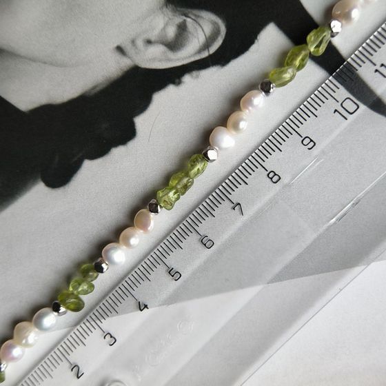 Серебряное колье с жемчугом барочным, хризолітом