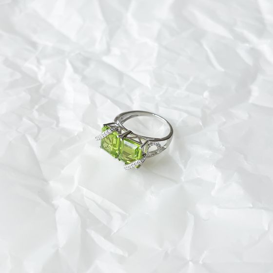 Серебряное кольцо с хризолітом 8.445ct, фианитами