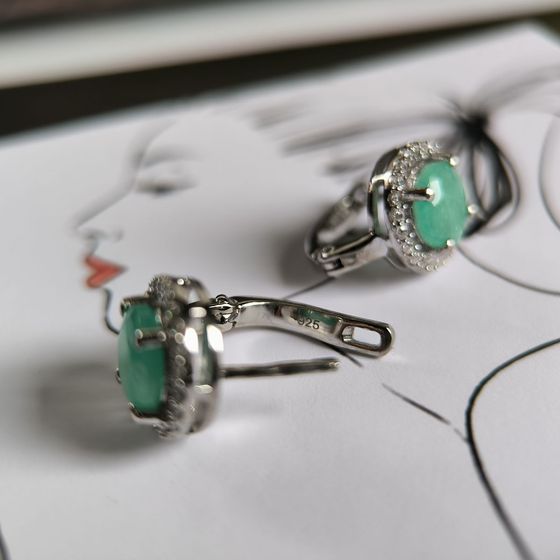 Серебряные серьги с изумрудом, фианитами