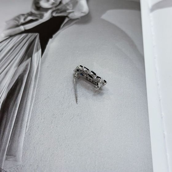 Серебряная брошка с сапфиром 3.72ct