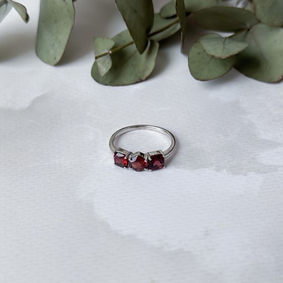 Серебряное кольцо с гранатом 2.113ct