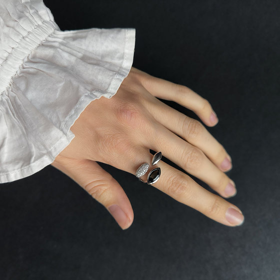 Серебряное кольцо с топазом Лондон Блю 1.283ct, фианитами