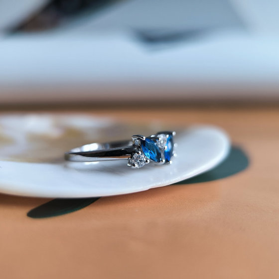 Серебряное кольцо с сапфиром nano