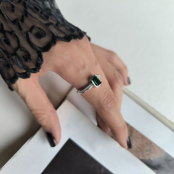Серебряное кольцо с изумрудом nano