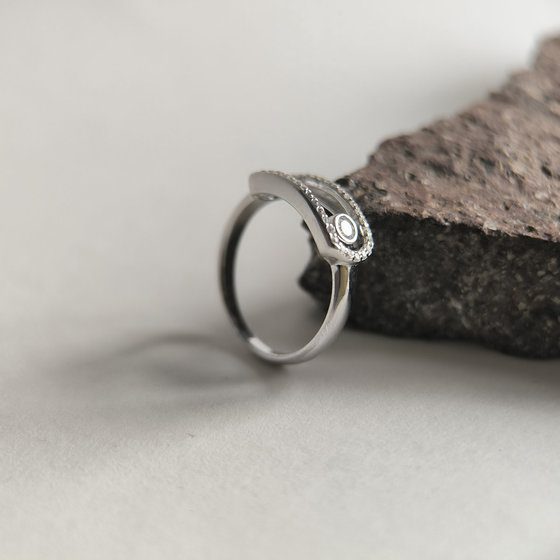Серебряное кольцо с фианитами