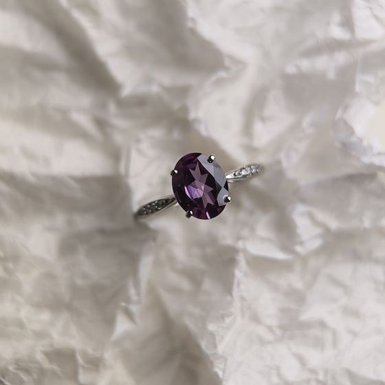 Серебряное кольцо с александритом, фианитами