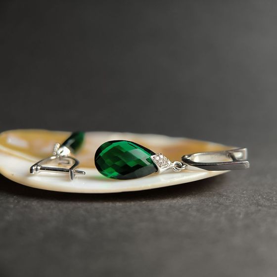 Серебряные серьги с изумрудом nano 8.965ct