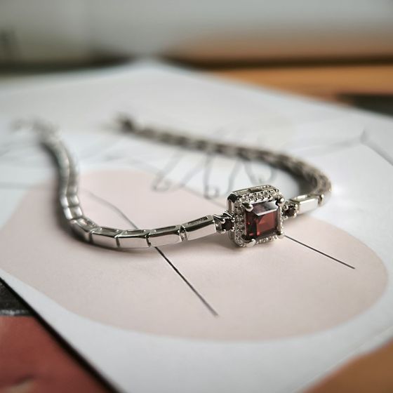 Серебряный браслет с гранатом