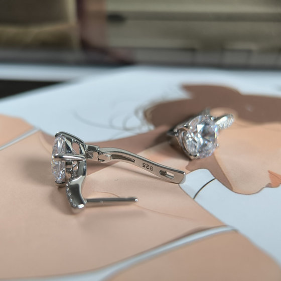 Серебряные серьги с фианитами