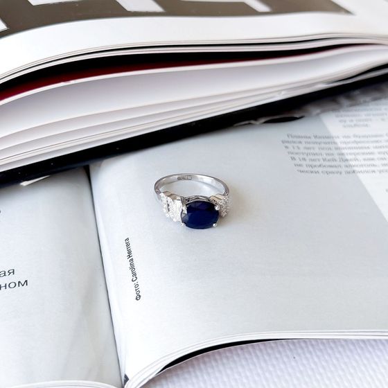 Серебряное кольцо с сапфиром 3.507ct, фианитами
