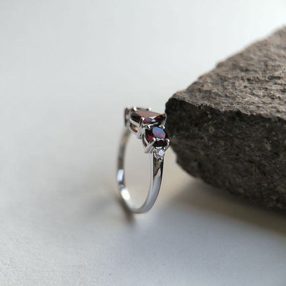 Серебряное кольцо с гранатом 2.557ct