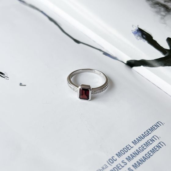 Серебряное кольцо с гранатом 1.453ct