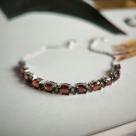Серебряный браслет с гранатом