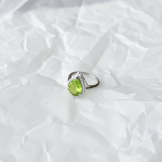 Серебряное кольцо с хризолітом 4.159ct, фианитами