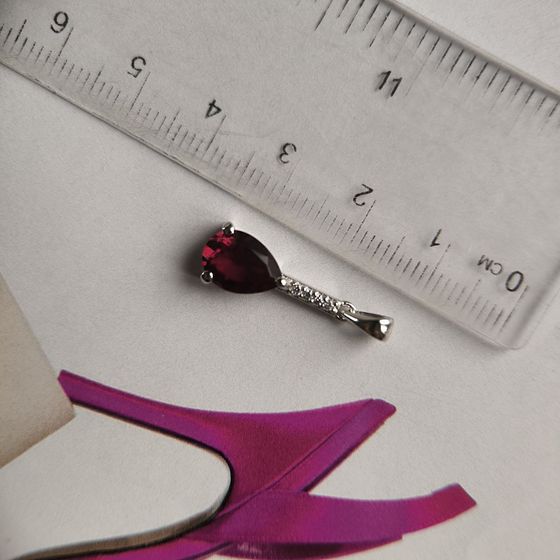 Серебряная подвеска с гранатом