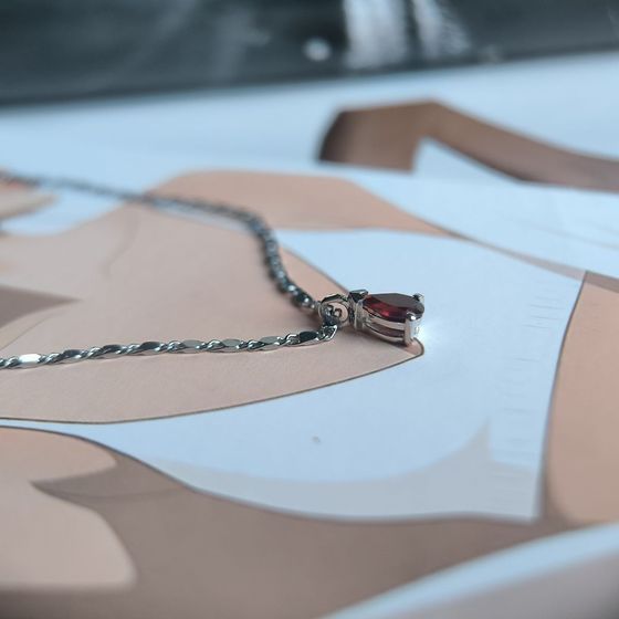 Серебряная подвеска с гранатом