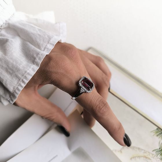 Серебряное кольцо с гранатом nano, фианитами