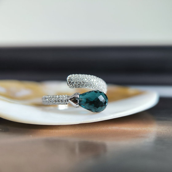 Серебряное кольцо с топазом Лондон Блю 4.042ct, фианитами
