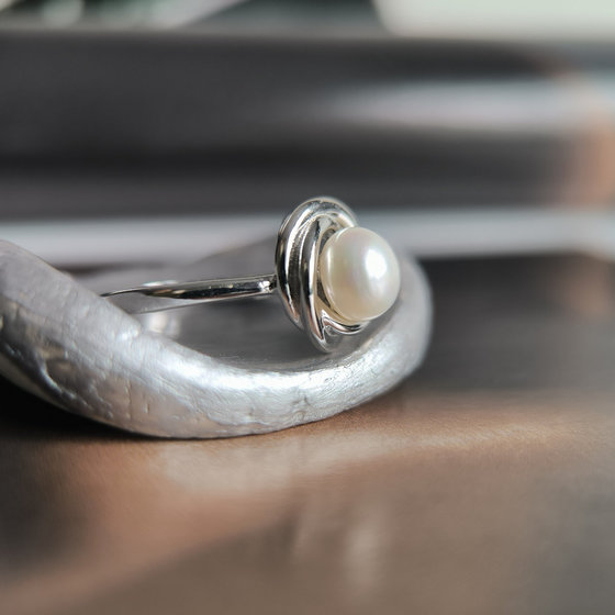 Серебряное кольцо с жемчугом