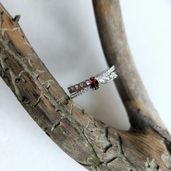 Серебряное кольцо с гранатом 0.643ct, фианитами