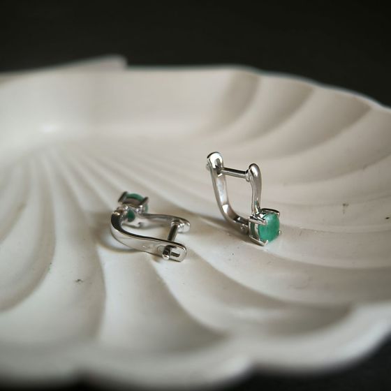 Серебряные серьги с изумрудом