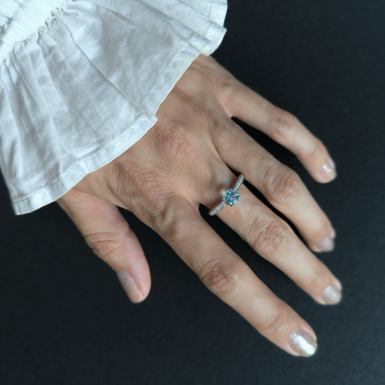 Серебряное кольцо с топазом 1.461ct, фианитами