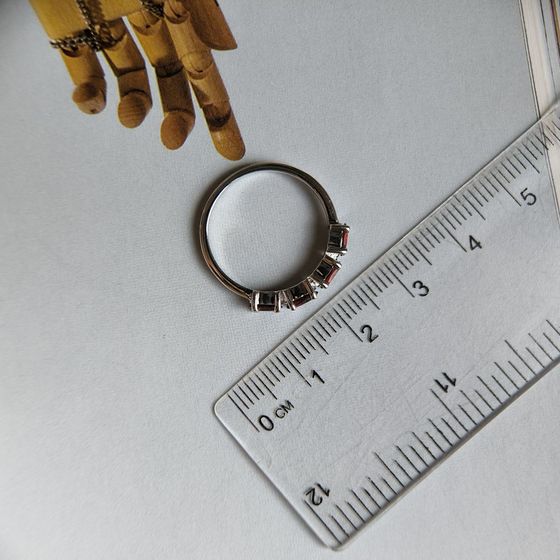 Серебряное кольцо с гранатом