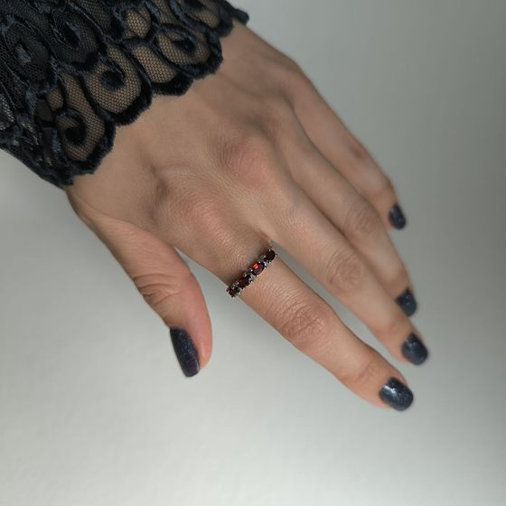 Серебряное кольцо с гранатом