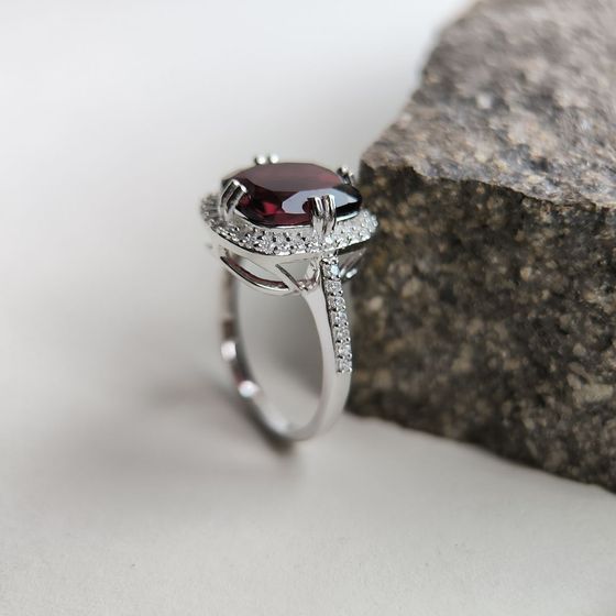 Серебряное кольцо с гранатом 6.307ct, фианитами