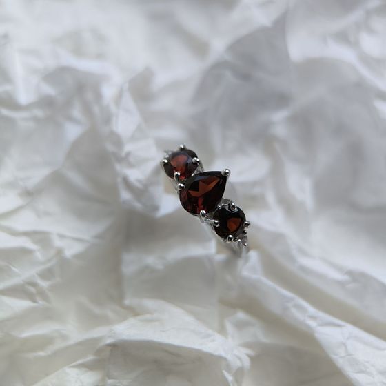 Серебряное кольцо с гранатом 2.557ct